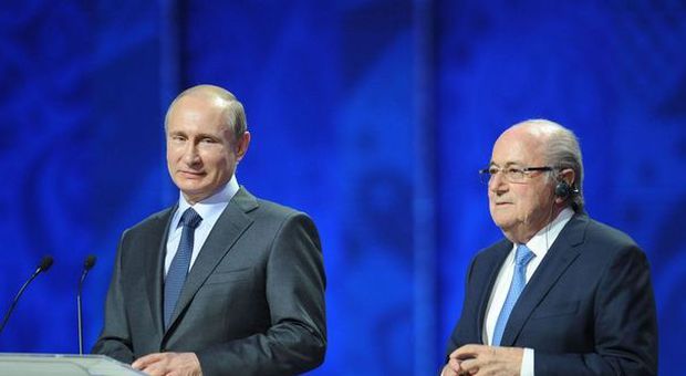 Putin esagera: "Blatter merita il Nobel. Lui corrotto? Non credo a una parola"