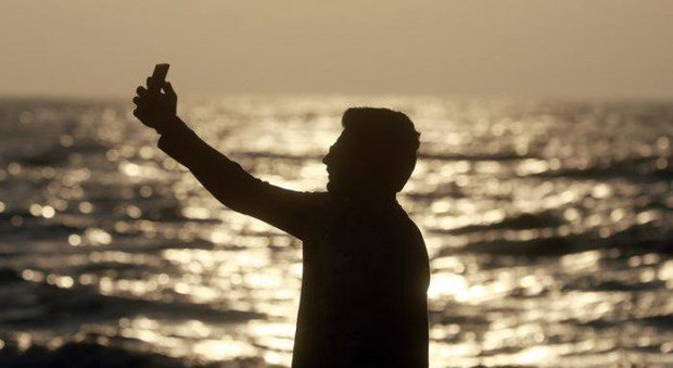 Lecce, mamma e papà scattano un selfie: il bimbo nel passeggino finisce in mare