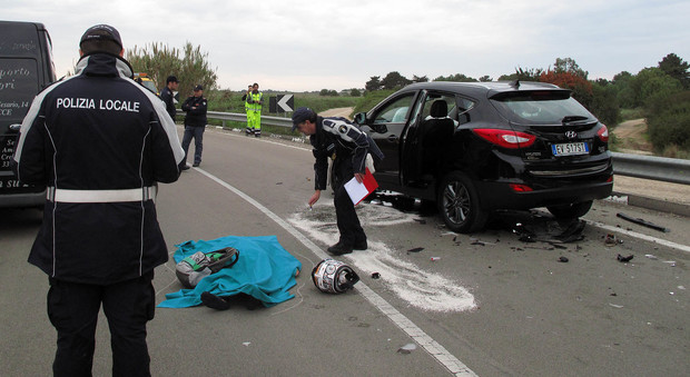 Sangue sulla litoranea: impatto frontale con un'auto, muore un motociclista di 28 anni