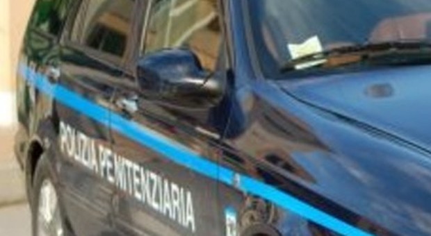 Paura sulla Lecce-Brindisi: tre agenti penitenziari intrappolati in auto