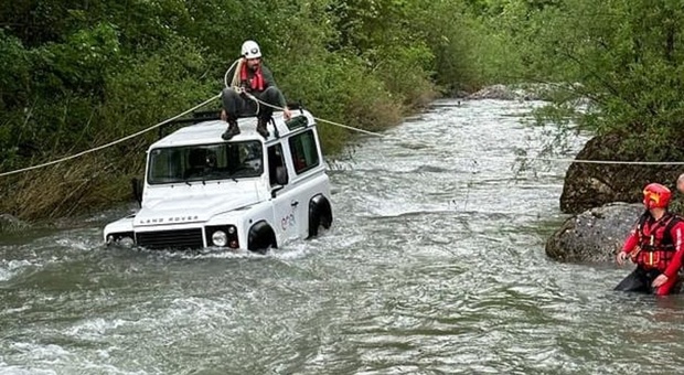 Tenta di guadare il fiume col fuoristrada, travolto dalla piena: si salva salendo sul tetto della Land Rover FOTO