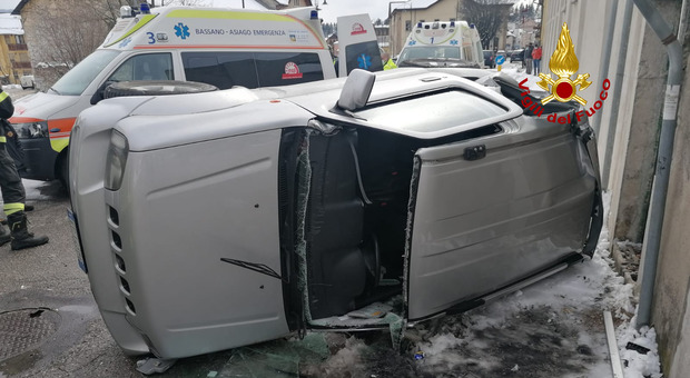 Scontro fra una Suzuki e una Fiat in via Patrioti, la prima si ribalta: 4 feriti