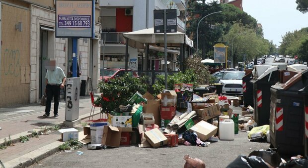 Roma, emergenza rifiuti, Ama: «A settembre rischio oltre mille tonnellate in strada»