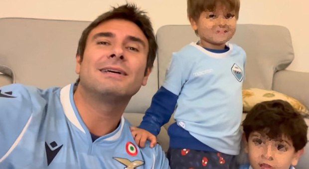 Roma-Lazio, il derby si sposta sui social: Alessandro Di Battista festeggia con i figli la vittoria
