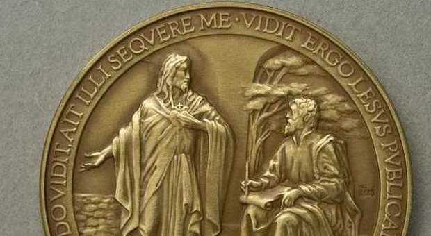 Medaglia commemorativa primo anno pontificato Francesco sbagliata