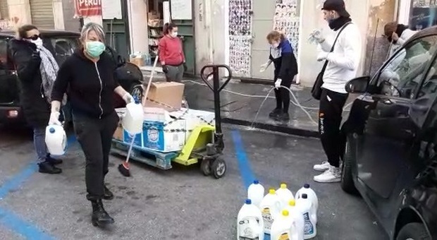 Coronavirus a Napoli, al Vasto i cittadini si tassano e sanificano le strade