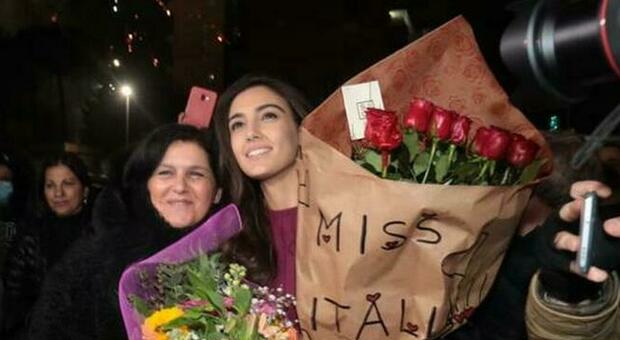 Zeudi di Palma a Napoli: tappeto rosso e fiori, Scampia fa festa per il ritorno a casa di Miss Italia