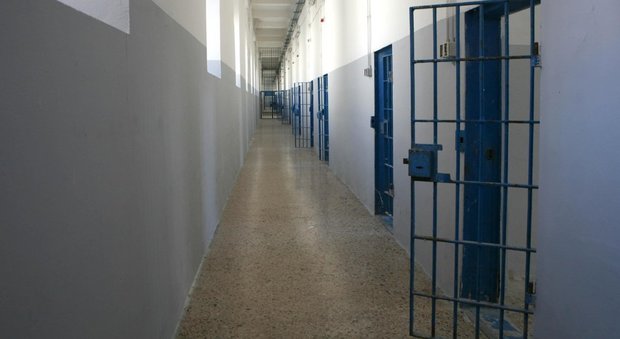 Avellino, proteste in carcere detenuti barricati in una sala