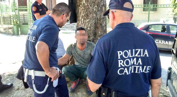 Roma, controlli antiabusivismo: i vigili sequestrano 10 mila articoli