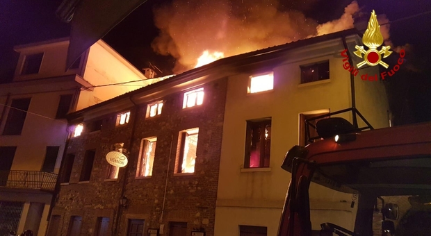 Furioso incendio devasta il "Pedrocchi", locale della movida di Marano