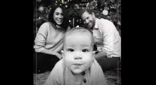 Harry e Meghan, foto di famiglia a Natale: ma il piccolo Archie si prende la scena