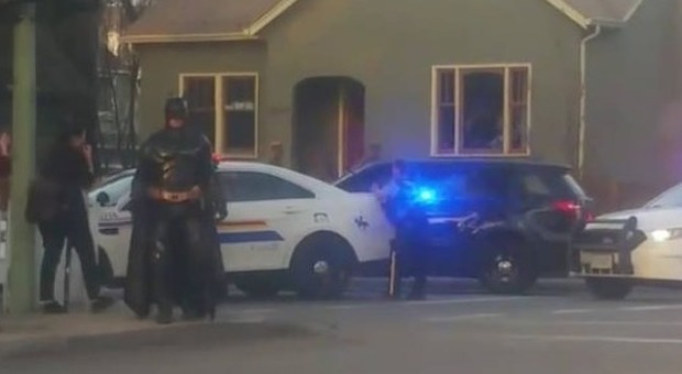 Travestito da Batman sulla scena di un crimine si presenta ai poliziotti: «Posso aiutarvi?»