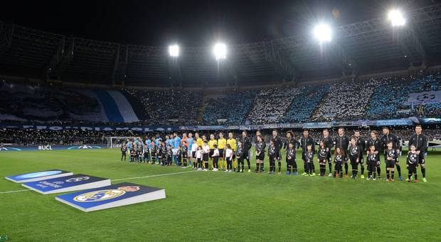 Accensione di fumogeni al San Paolo: al Napoli solo una multa dall'Uefa