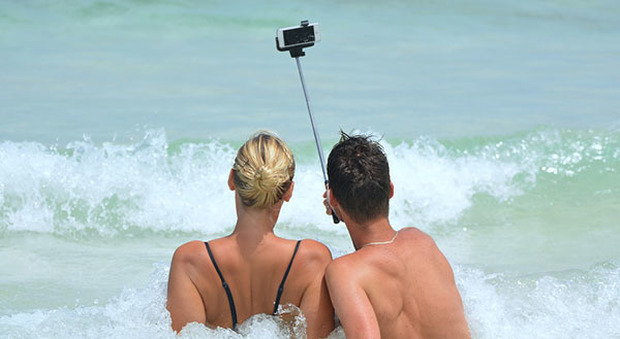 Lecce, genitori distratti per farsi un selfie, il passeggino con il figlio finisce in mare