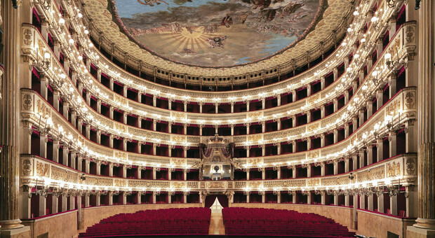 Il Teatro San Carlo dirige il coro del pubblico a casa, al via «Signore e Signori all’Opera»
