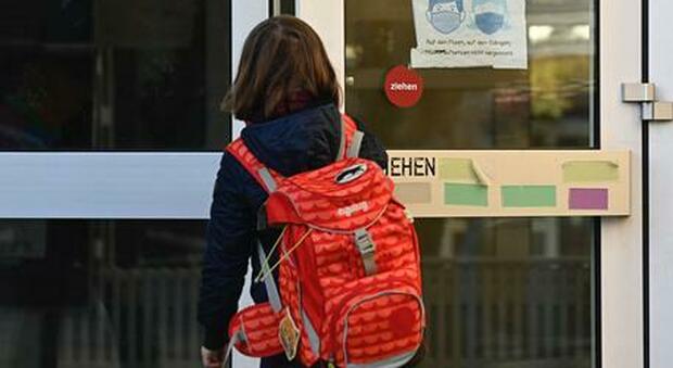 Brescia, alunni vanno a scuola nonostante il divieto: i carabinieri li rimandano a casa