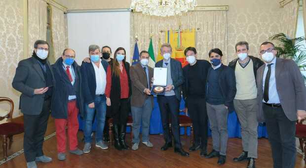 Il sindaco di Napoli riceve a palazzo l'Ordine dei Giornalisti: in dono libro Siani