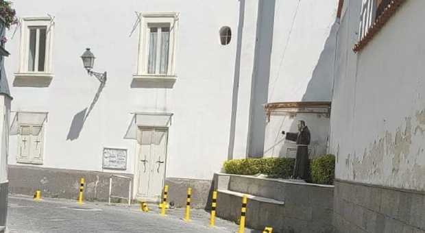 Calvizzano, paletti stradali appena installati divelti dai vandali: l'ira del sindaco Pirozzi