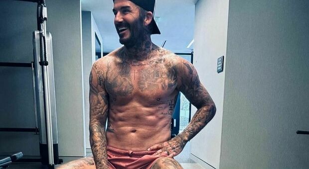 David Beckham a torso nudo in palestra, lo scatto rubato dalla moglie Victoria del «ragazzo in forma»