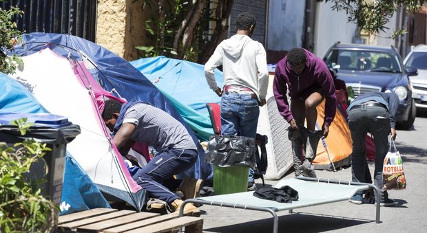 Migranti, il piano del Viminale per alleggerire pressione su Roma