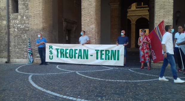 la protesta dei lavoratori della Treofan davanti alla sede del comune di Terni