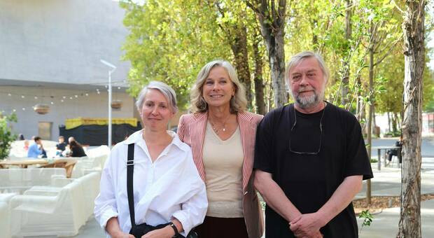 Giovanna Melandri con due degli artisti ucraini che saranno ospitati in Abruzzo grazie al Maxxi