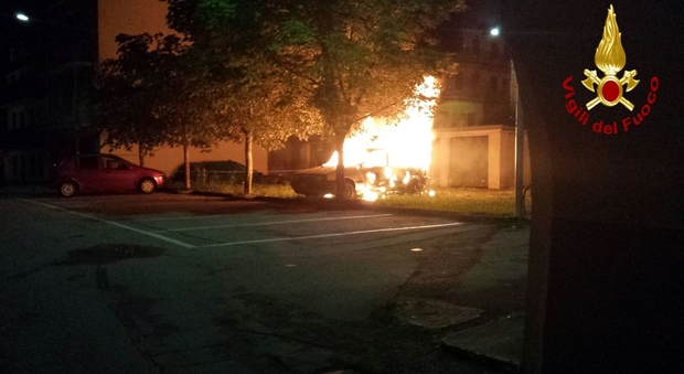 L'auto in fiamme (foto Vigili del Fuoco)