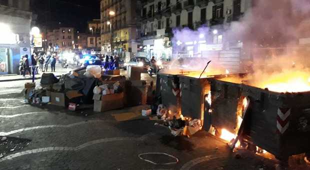 Notte di fuoco a Napoli, cassonetti dei rifiuti dati alle fiamme in via Poerio