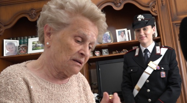 Novantenne rapinata e narcotizzata: i carabinieri riconsegnano fedi e catenina a nonna Maria