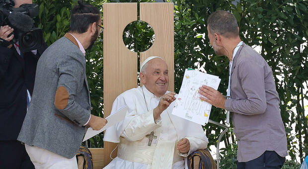 Il Papa si commuove a Verona, l'israeliano Maoz e il palestinese Aziz simbolo del perdono a Gaza