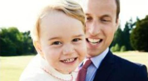 Il principe George compie 2 anni: lo scatto in braccio a papà William fa il giro del web