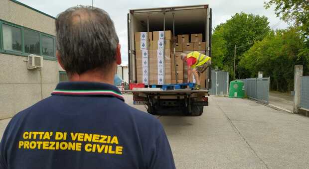 L'arrivo dei pacchi di generi alimentari acquistati dal Comune di Venezia per le famiglie in difficoltà