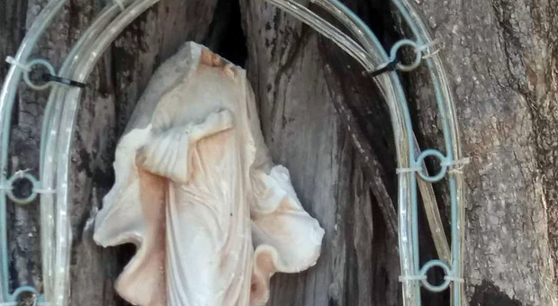 Roma, distrusse una Madonnina a picconate: condannato a due anni
