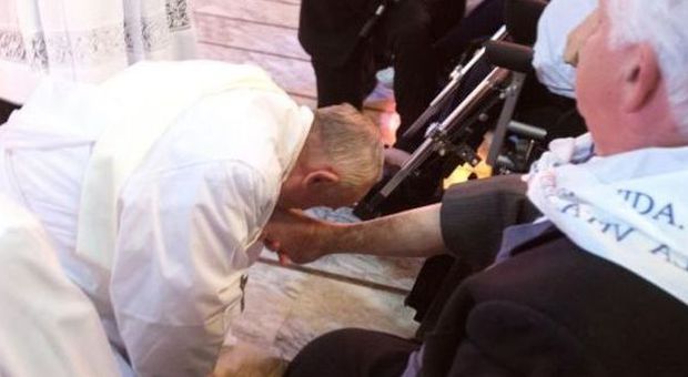 Papa Francesco lava i piedi ai disabili