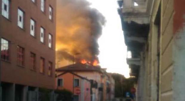 Palazzina di 3 piani in fiamme: residenti evacuati