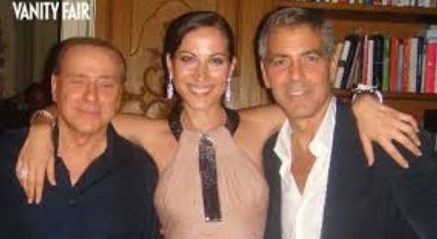 Silvio Berlusconi con Sabina Began e George Clooney a una festa