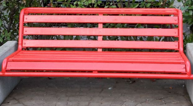 San Giorgio a Cremano, una panchina rossa alla stazione Circum per dire basta alle violenze