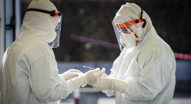Coronavirus a Napoli, test rapidi al Cardarelli: positivi 40 sanitari su 2.000, attesa per i tamponi