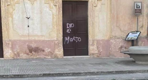 "Dio è morto", scritta spray sulla porta della chiesa dell'Immacolata. Lo sdegno e la denuncia del sindaco alle forze dell'ordine