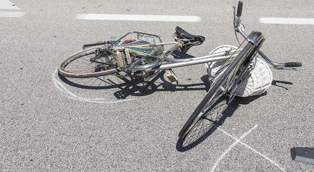 Bicicletta a terra (foto di archivio)