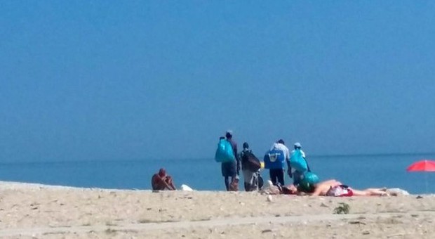 Porto Sant'Elpidio, ambulanti abusivi Blitz in spiaggia e nuovi sequestri
