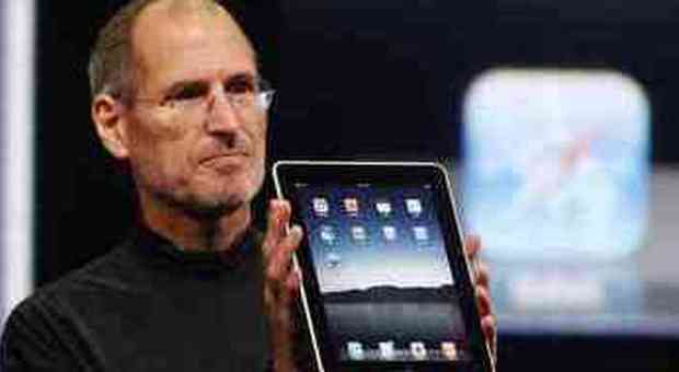 Jobs con il nuovo iPad (foto Paul Chinn, San Francisco Chronicle-Ap)
