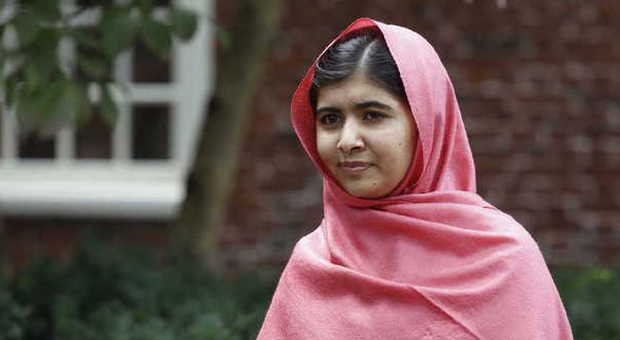 Il premio Sakharov all'eroica Malala. I talebani: riproveremo ad ucciderla