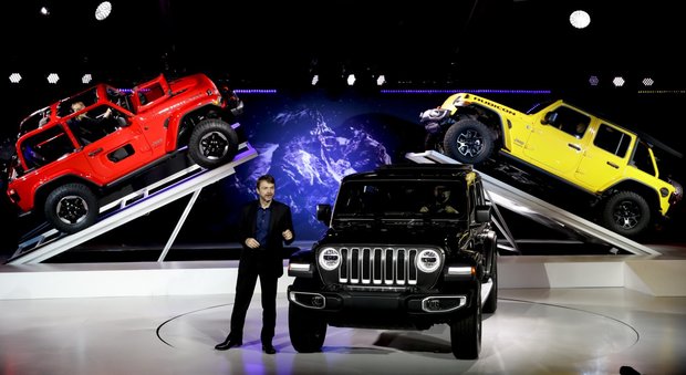 Mike Manley, presidente e ceo di Jeep, presenta la nuova Wrangler durante il Los Angeles Auto Show