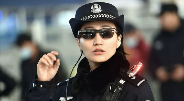 Polizia cinese con smart glasses