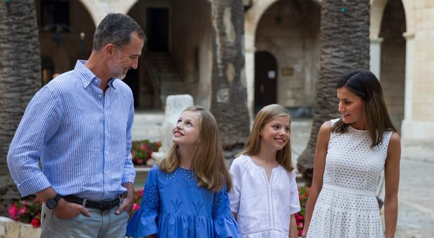 Letizia di Spagna, total white per le vacanze: outfit abbinato a quello della figlia Sofia