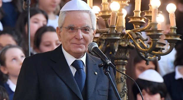 Mattarella fa visita alla Sinagoga di Roma: «Omaggio alla comunità ebraica»