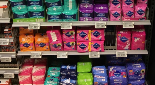 «Assorbenti e prodotti igienici femminili gratis»: la svolta storica del governo