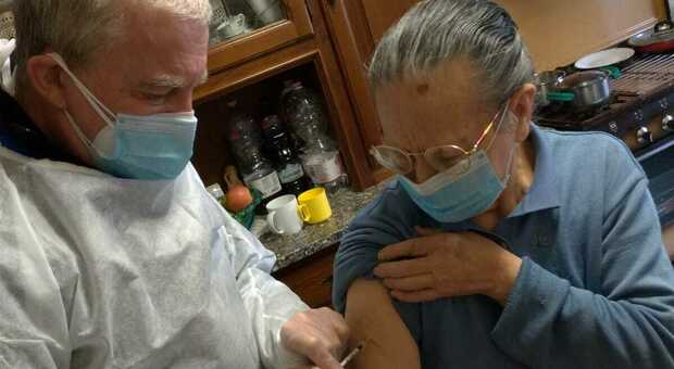 Michele Fiore mentre vaccina a domicilio
