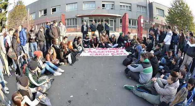 "Non vogliamo la divisa": gli studenti dell'alberghiero Porta in rivolta a Milano